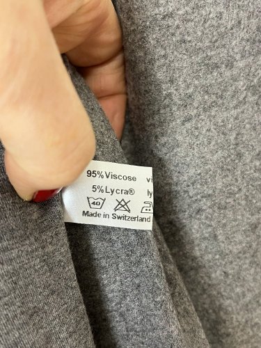 Elastické šaty The Swiss Label 95 % viskoza