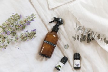 Jak si vyrobit sprej na prádlo – přírodní, voňavý a účinný domácí recept
