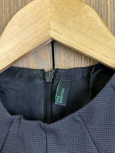Pouzdrové šaty Benetton s podílem viskozy a polyamidu
