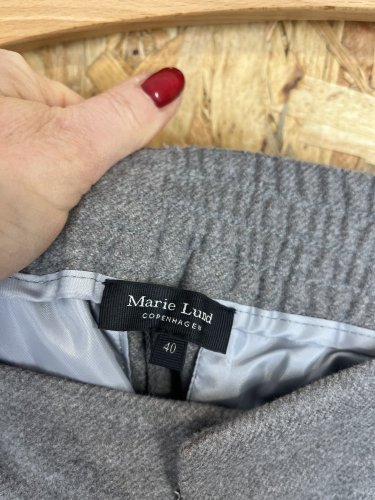 Široké kalhoty Marie Lund 64 % polyester 34 % viskoza