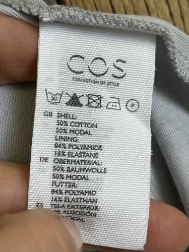 Prodloužený top COS 50 % bavlna 50 % modal