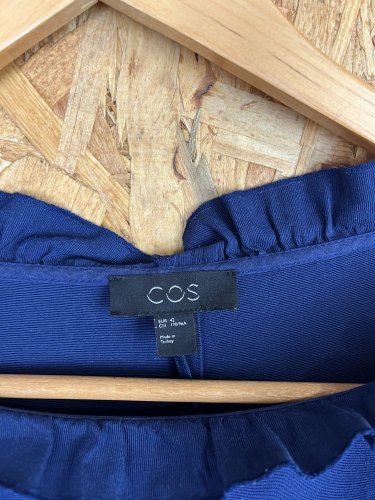 Námořní šaty COS 68 % viskoza 32 % bavlna