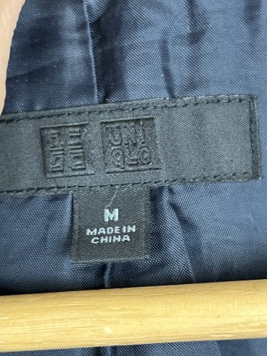 Námořní trenčkot Uniqlo 37 % vlna 40 % viskoza