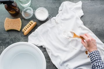 Nevzdávejte to! Jak odstranit skvrny z oblečení i po usušení