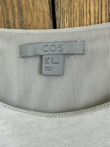 Prodloužený top COS 50 % bavlna 50 % modal