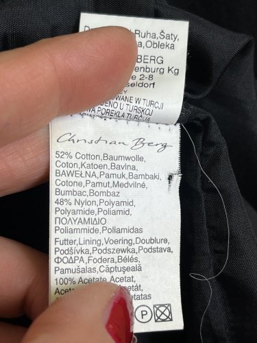 Krásné šaty Christian Berg 52 % bavlna 48 % nylon
