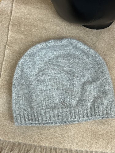 Zimní čepice Benetton 70 % vlna 10 % angora