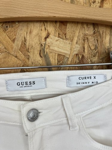 Skinny džíny GUESS s podílem bavlny a elastanu