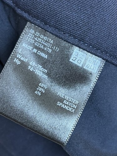 Námořní kalhoty Uniqlo 68 % polyester 28 % viskoza