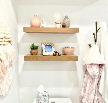 🛁 Málo místa? Těchto 18 nápadů na police do koupelny vám pomůže využít každý centimetr – Chytré řešení pro malý prostor