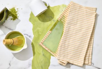 Neplačte nad rozlitým čajem Matcha – jak odstranit zelené skvrny a zachránit si oblečení