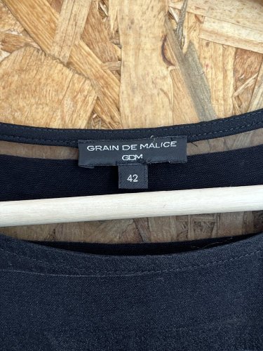 Černé šaty Grain De Malice s podílem polyesteru a hedvábí
