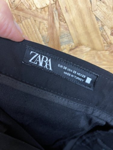 Elegantní kalhoty ZARA s podílem viskozy a polyesteru