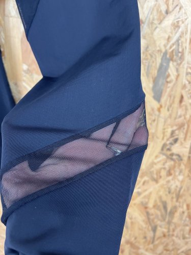 Legíny Calzedonia s podílem viksozy a polyamidu