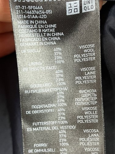 Námořní trenčkot Uniqlo 37 % vlna 40 % viskoza