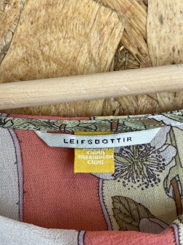 Hedvábné šaty Leifsdottir 100 % hedvábí