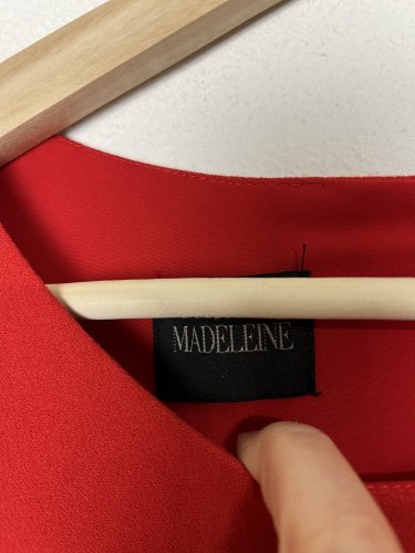 Krásné šaty Madeleine 33 % viskoza 63 % polyester